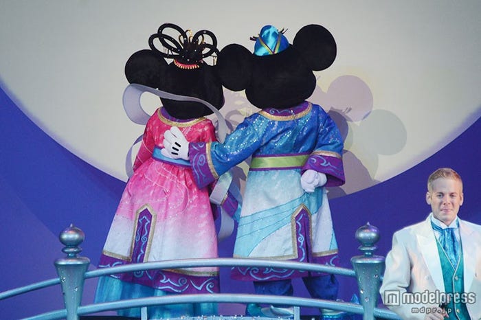 ミッキーとミニーが寄り添う