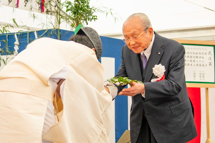 同代表取締役会長(兼)CEO 加賀見俊夫(C)Disney