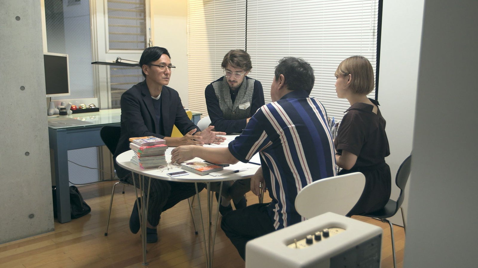 単行本の打ち合わせをするジュゼッペ（右）「TERRACE HOUSE TOKYO 2019-2020」24th WEEK（C）フジテレビ／イースト・エンタテインメント