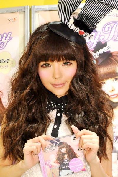 益若つばさ（MilkyBunny）、キュートなバニーガール姿でデビューシングル発売記念握手会　モデルプレス独占レポート