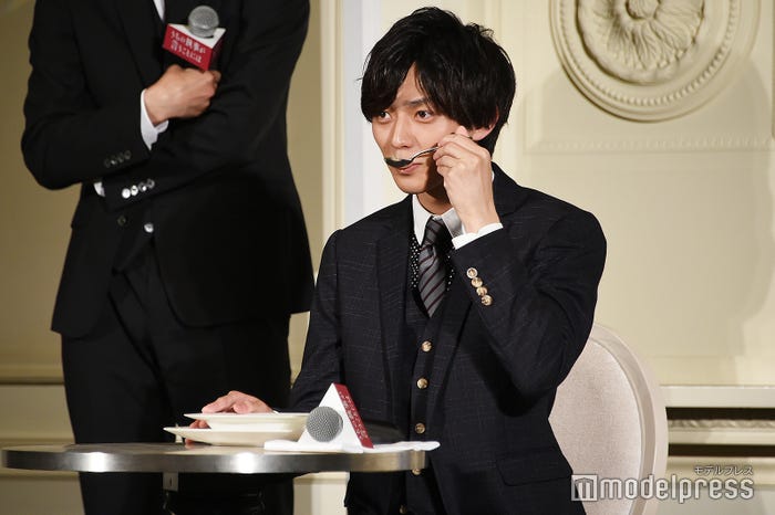 緊張で手を震わせながら所作実演を行った永瀬廉(C)モデルプレス