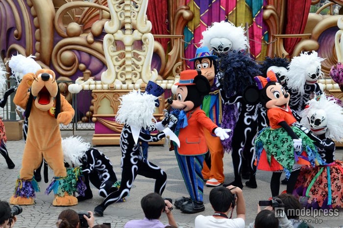 新プログラム「ウェルカム・スケルトン・フレンズ」/装飾品を贈られるミッキーたち