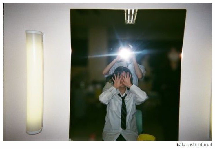 日向坂46加藤史帆、佐々木美玲・丹生明里らの“男装ショット”公開に「イケメン」「好きです」の声