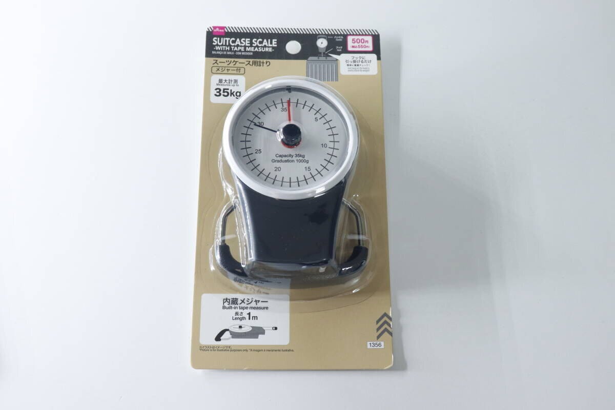 パッケージに入ったダイソーのスーツケース用計り。最大35kg、メジャー付きの表示。