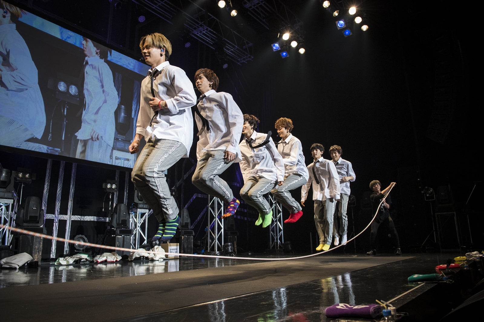 長縄跳びに挑戦（写真：米山三郎／深野輝美）