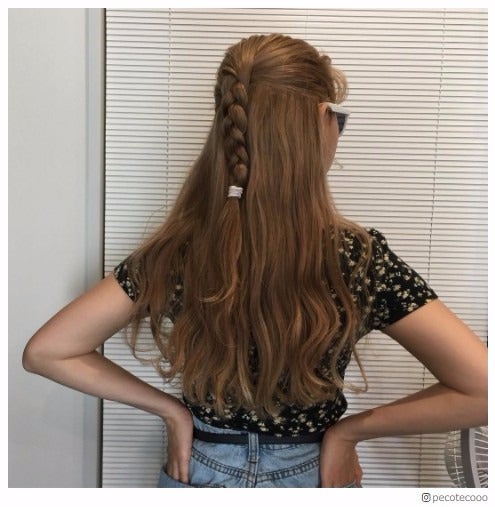 ぺこ、“ビバヒル風”ヘア披露 キュートな90年代ファッションにも注目集まる