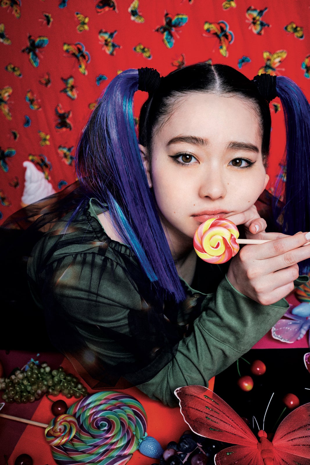 山田杏奈、青＆紫ヘアでツインテール 蜷川実花と初タッグ