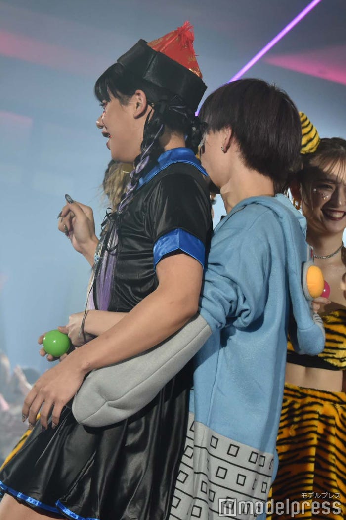 とうあに抱きつくジュキヤ(C)モデルプレス