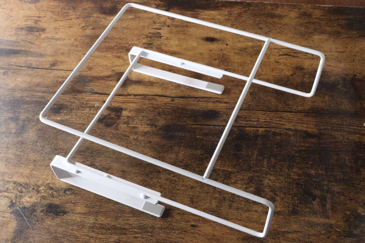 白い金属製の吊り戸棚用まな板&オーブン皿ラックの全体 白い金属製の吊り戸棚用まな板&オーブン皿ラックの全体