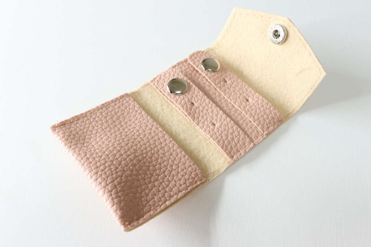 セリア アクセサリー用持ち運びケース セリアのアクセサリー用持ち運びケースの内側