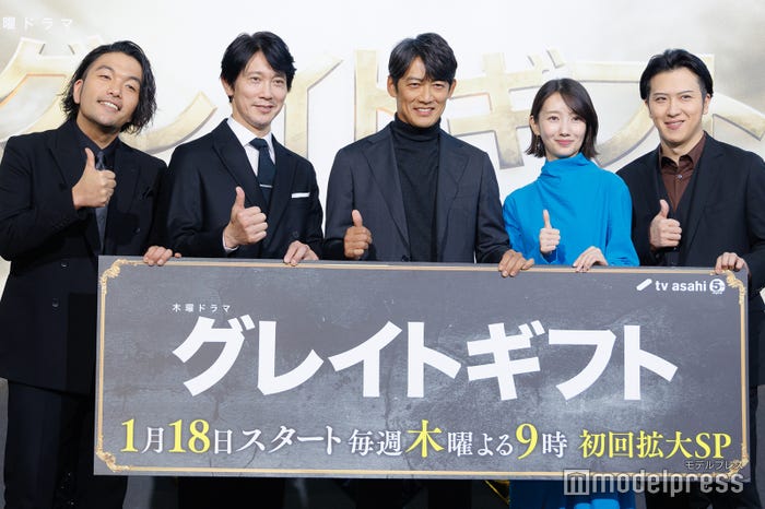 (左から)盛山晋太郎、佐々木蔵之介、反町隆史、波瑠、尾上松也(C)モデルプレス