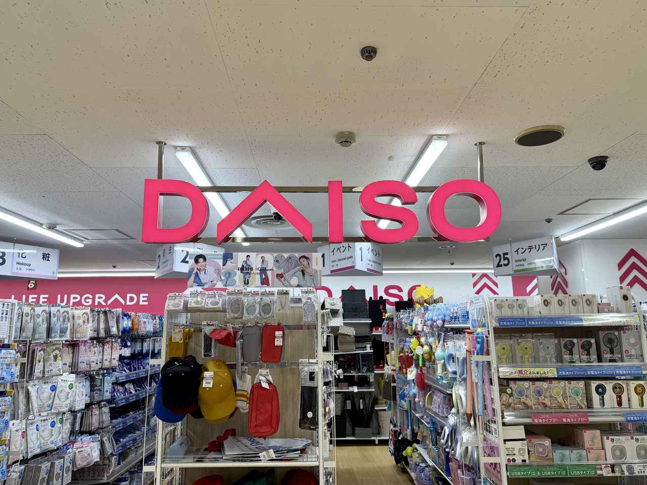 さすがです、ダイソー！【使ってみた】梅雨に大活躍する「伸縮傘カバー」って？