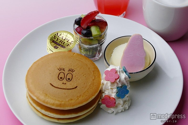 「ホイップたっぷりパンケーキ」1，080円（税抜）／画像提供：プラザスタイル