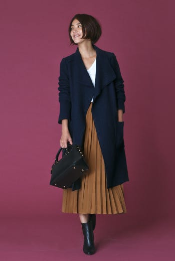 チェスターコート¥11,102/ZARA(ザラ・ジャパン) Vネックカットソー¥13,000/Sov.(フィルム) プリーツスカート¥12,000/スローブ イエナ(スローブ イエナ 渋谷店) ピアス¥9,500/imac スタッズ付きバッグ¥23,500/ニコリ(スピック&スパン ルミネ有楽町店) ショートブーツ¥76,000/ペリーコ(ノーブル スピック&スパン ルミネ新宿店)(C)TOPLOG