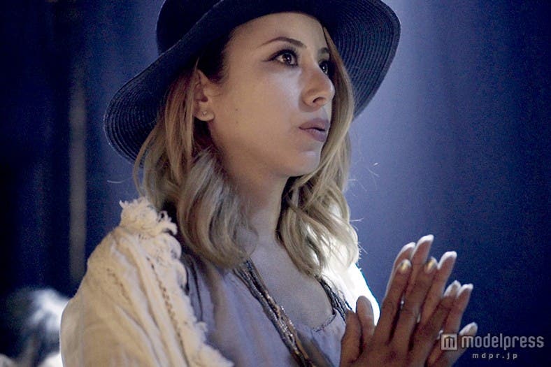 ランウェイに向け気力を高める道端アンジェリカ