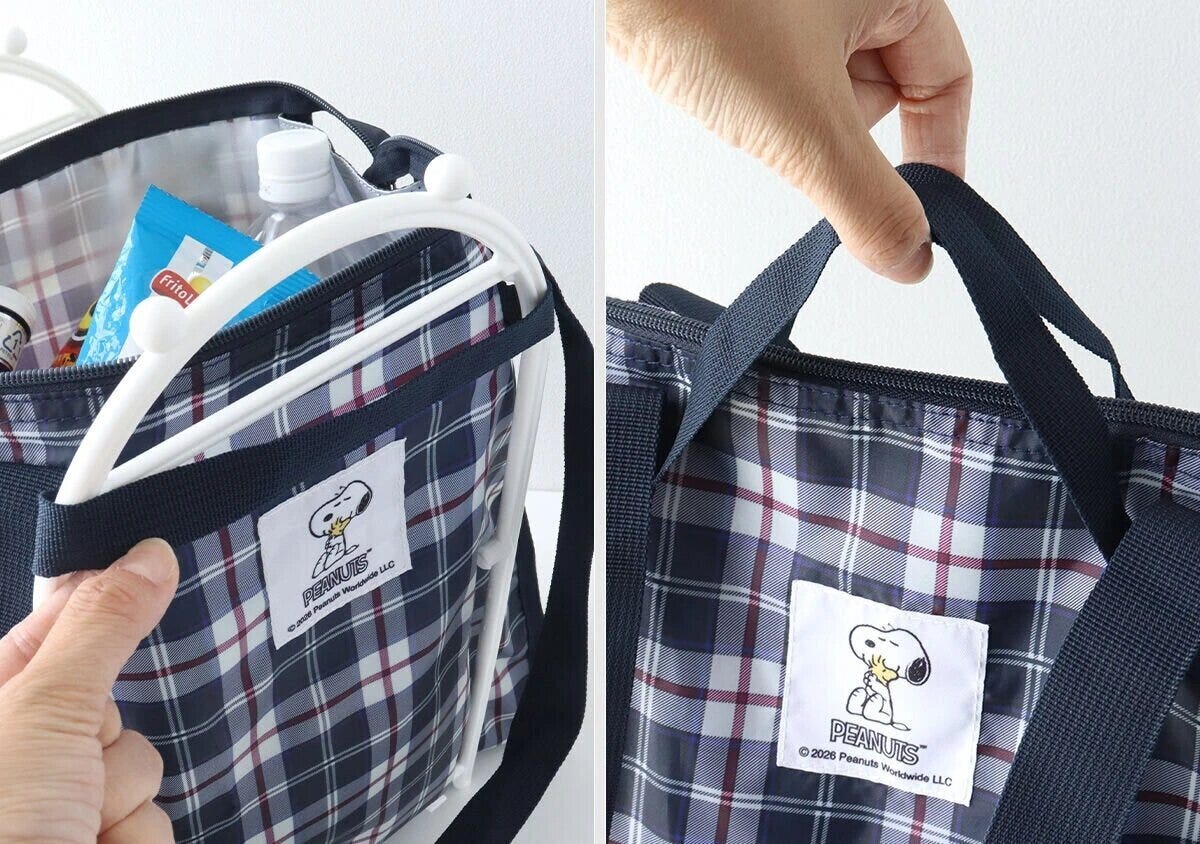 保冷ショッピングバッグの口を広げ、セルフレジのバーに掛ける様子とスヌーピーのタグ