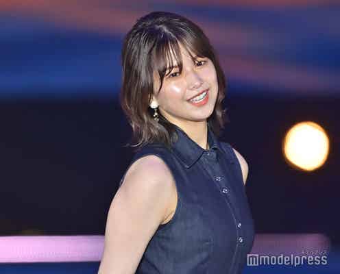 櫻坂46渡邉理佐、照れ笑いにキュン ほっそり二の腕際立つ爽やかコーデ<GirlsAward 2022 S/S>