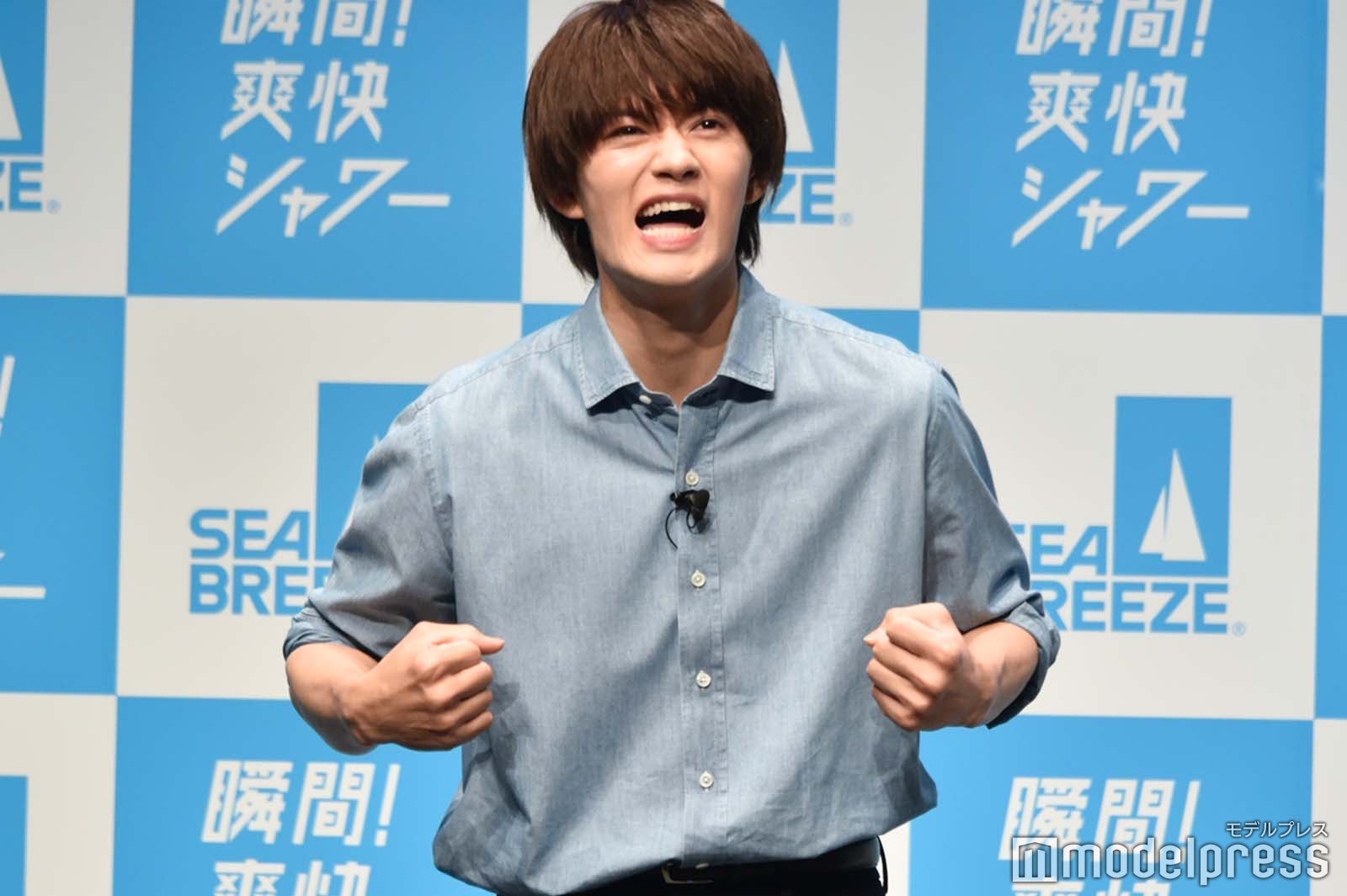夏休みのジェスチャーをする佐野勇斗（C）モデルプレス