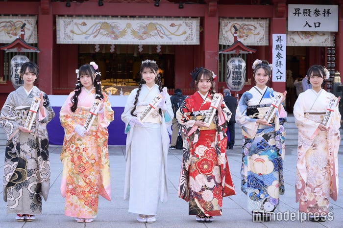 「AKB48二十歳のつどい」記念撮影会に参加した(左から)成⽥⾹姫奈、佐藤美波、千葉恵⾥、⽥⼝愛佳、⽔島美結、太⽥有紀(C)モデルプレス