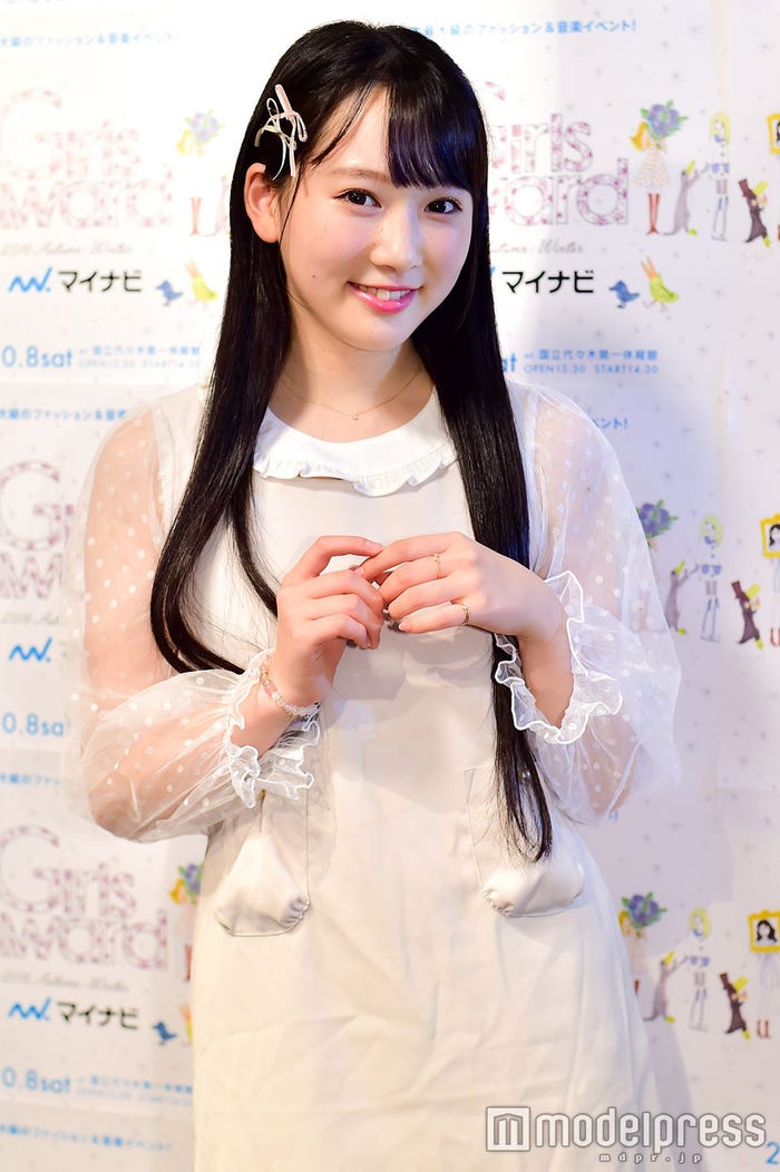 ワンピースは袖の透け感が可愛い(C)モデルプレス