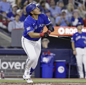 岡本和真が2試合連発5号同点弾！マルチ安打＆押し出し四球で連敗ストップに貢献 2日連続のバックスクリーン弾に本拠地騒然