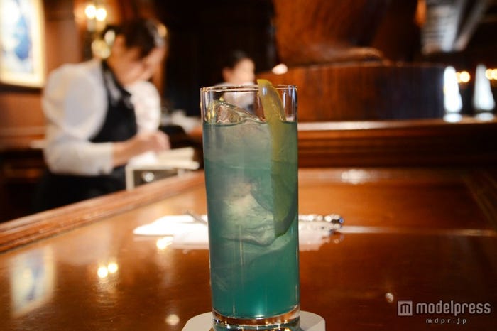カウンター席では目の前でバーテンがカクテルを作って提供する