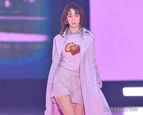 藤井サチ、美脚のぞくパープルコーデ ロングコートなびかせる【GirlsAward 2025SS】