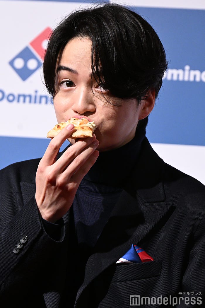 ピザを頬張る菊池風磨(C)モデルプレス