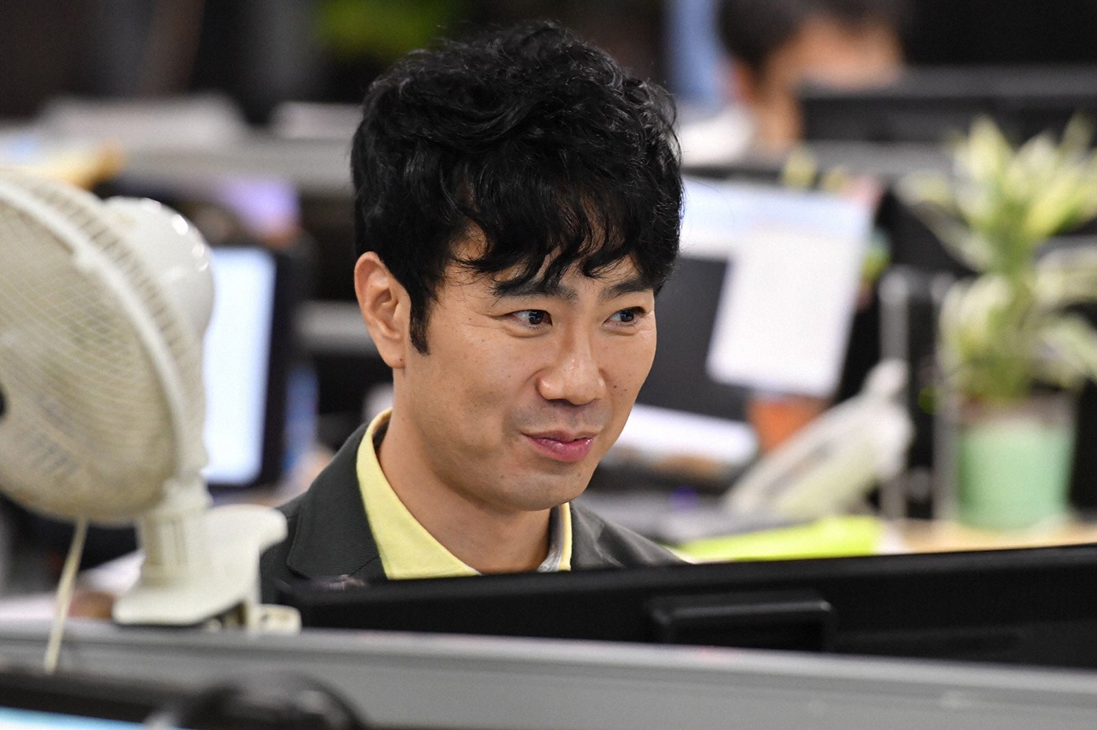 藤井隆「逃げるは恥だが役に立つ」第1話・場面カット（C）TBS