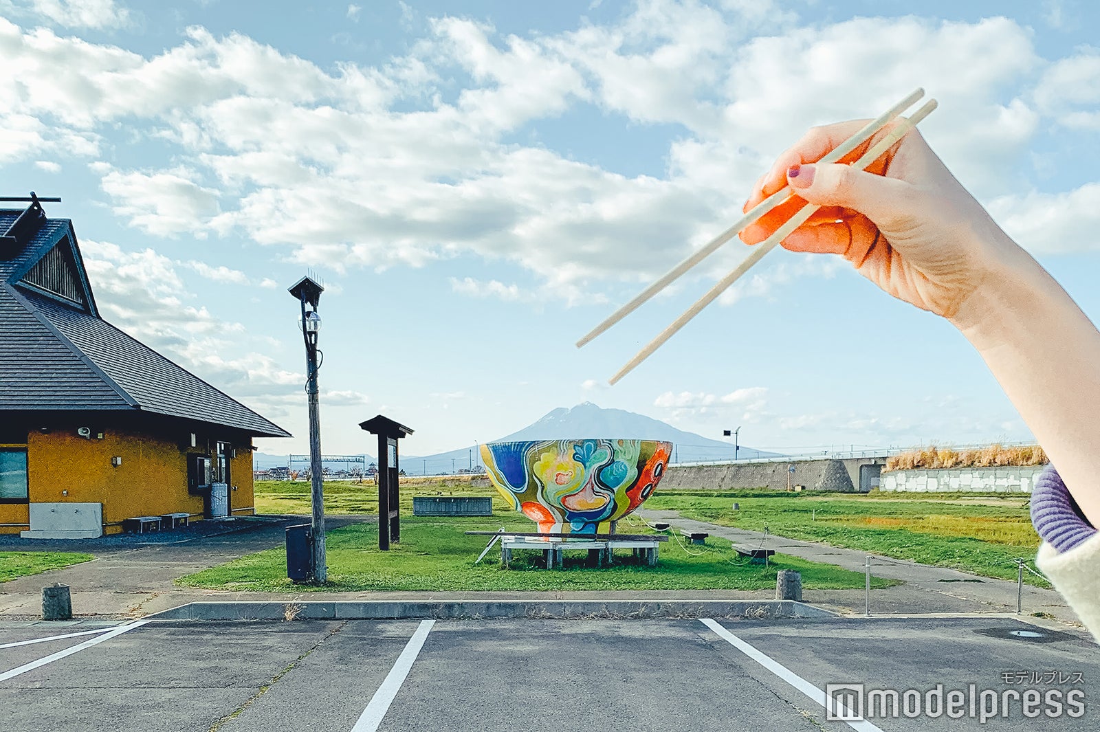 遠近法を使えばこんな面白いカットも撮れますよ！ （C）モデルプレス