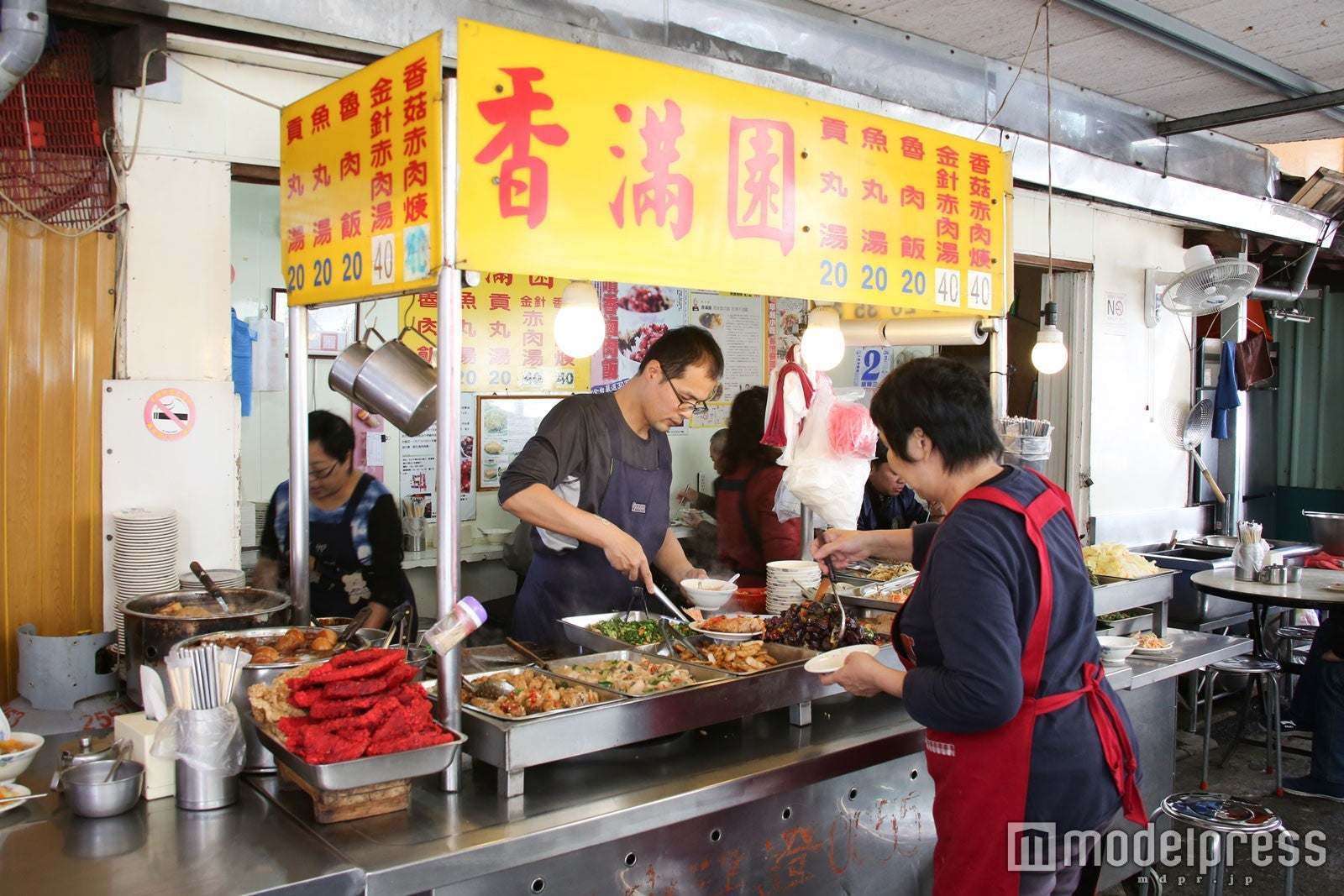 屋台のような雰囲気の店舗（C）モデルプレス