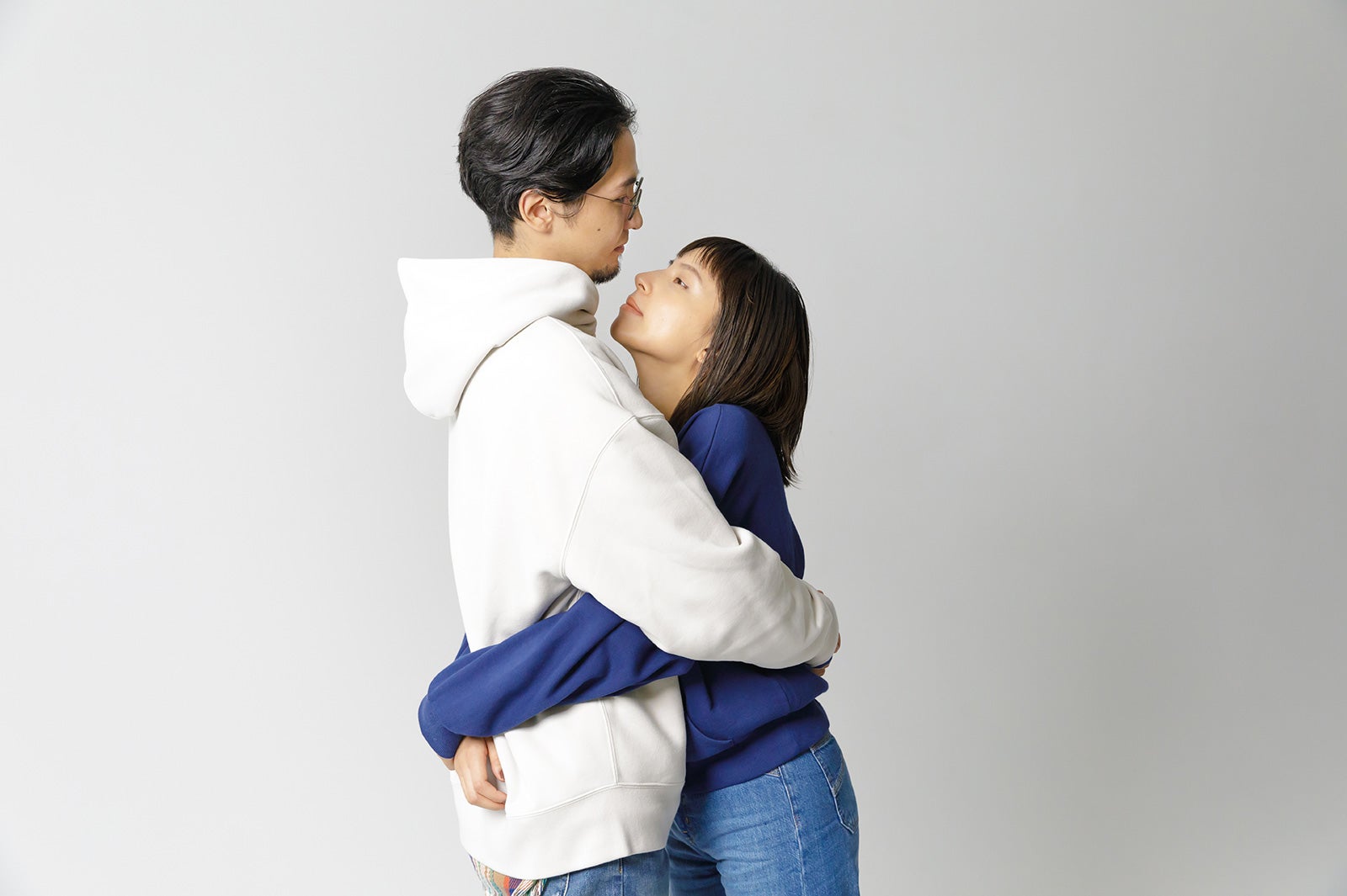 ラブリ、夫・米倉強太氏と抱き合う姿披露