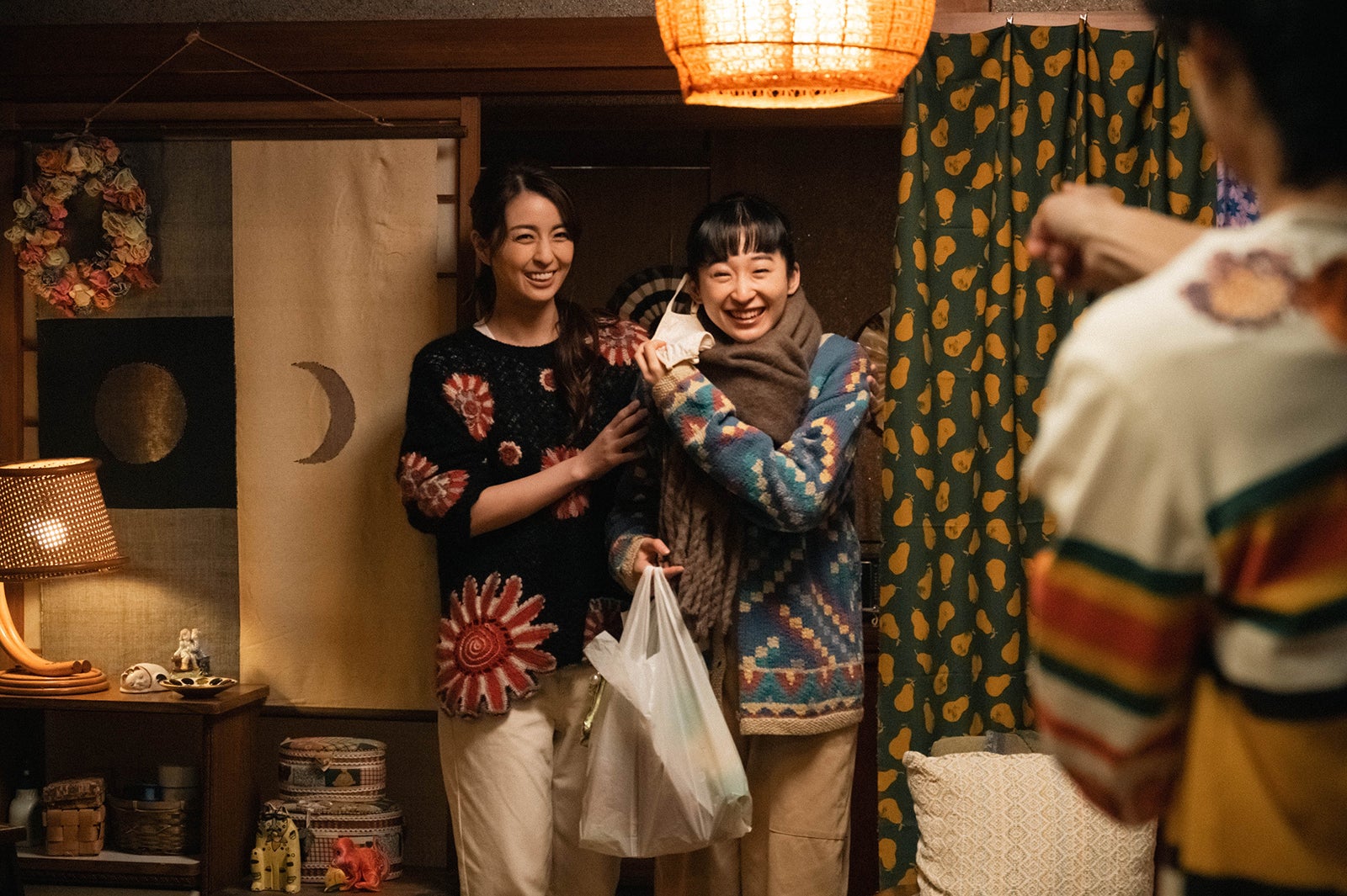 柳ゆり菜、めがね （C）2022「散歩時間～その日を待ちながら～」製作委員会