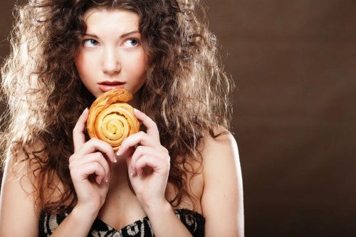 パンを我慢する女性