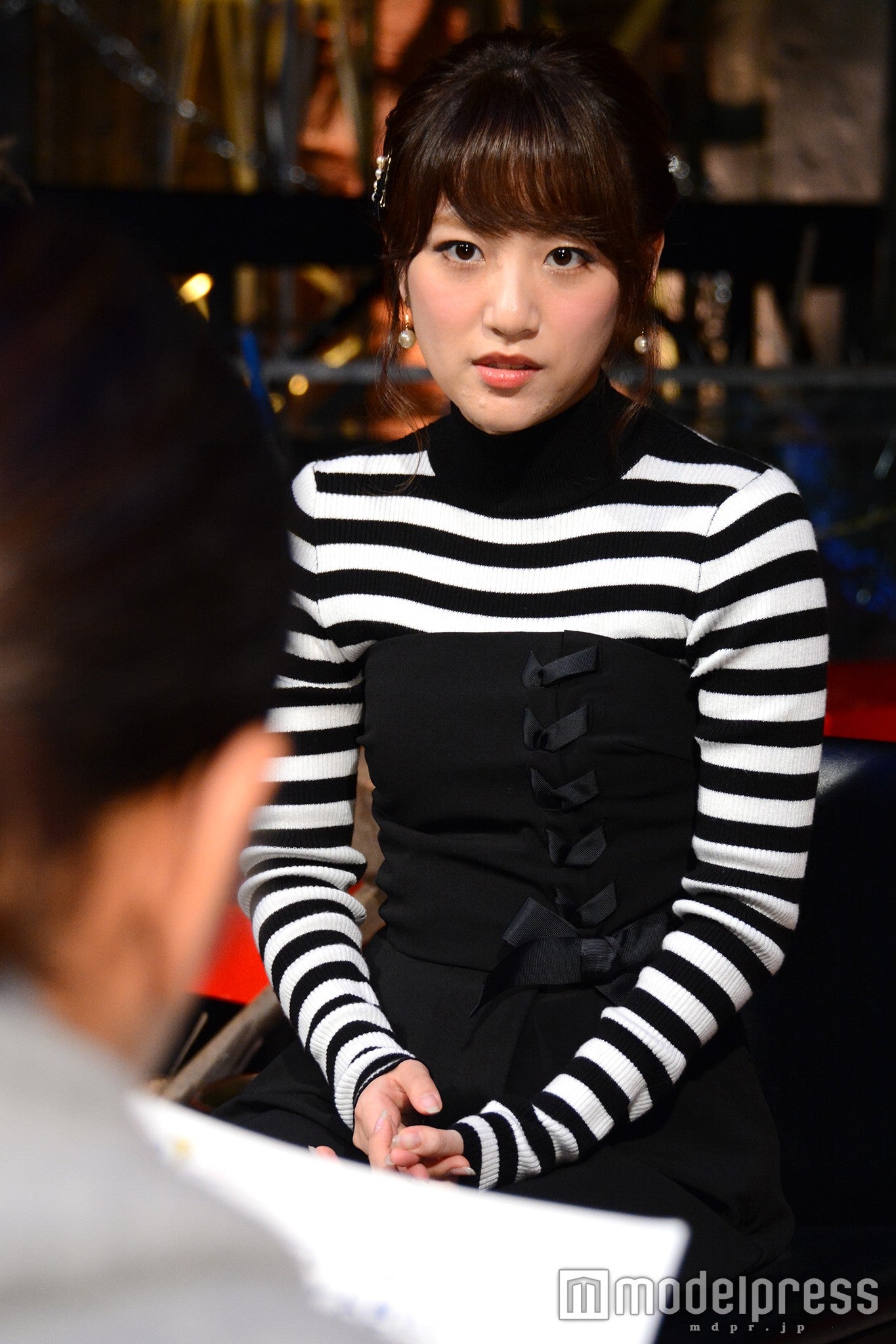 報道陣からの質問に熱心に回答（C）モデルプレス