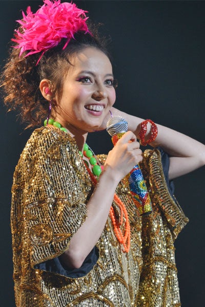 ベッキー♪♯、”女の子の祭典”で熱唱 高校時代の秘蔵写真も公開