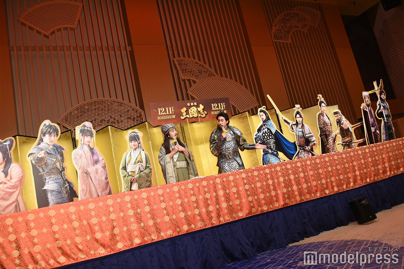 豪華キャストのパネルに囲まれるムロツヨシと大泉洋 （C）モデルプレス