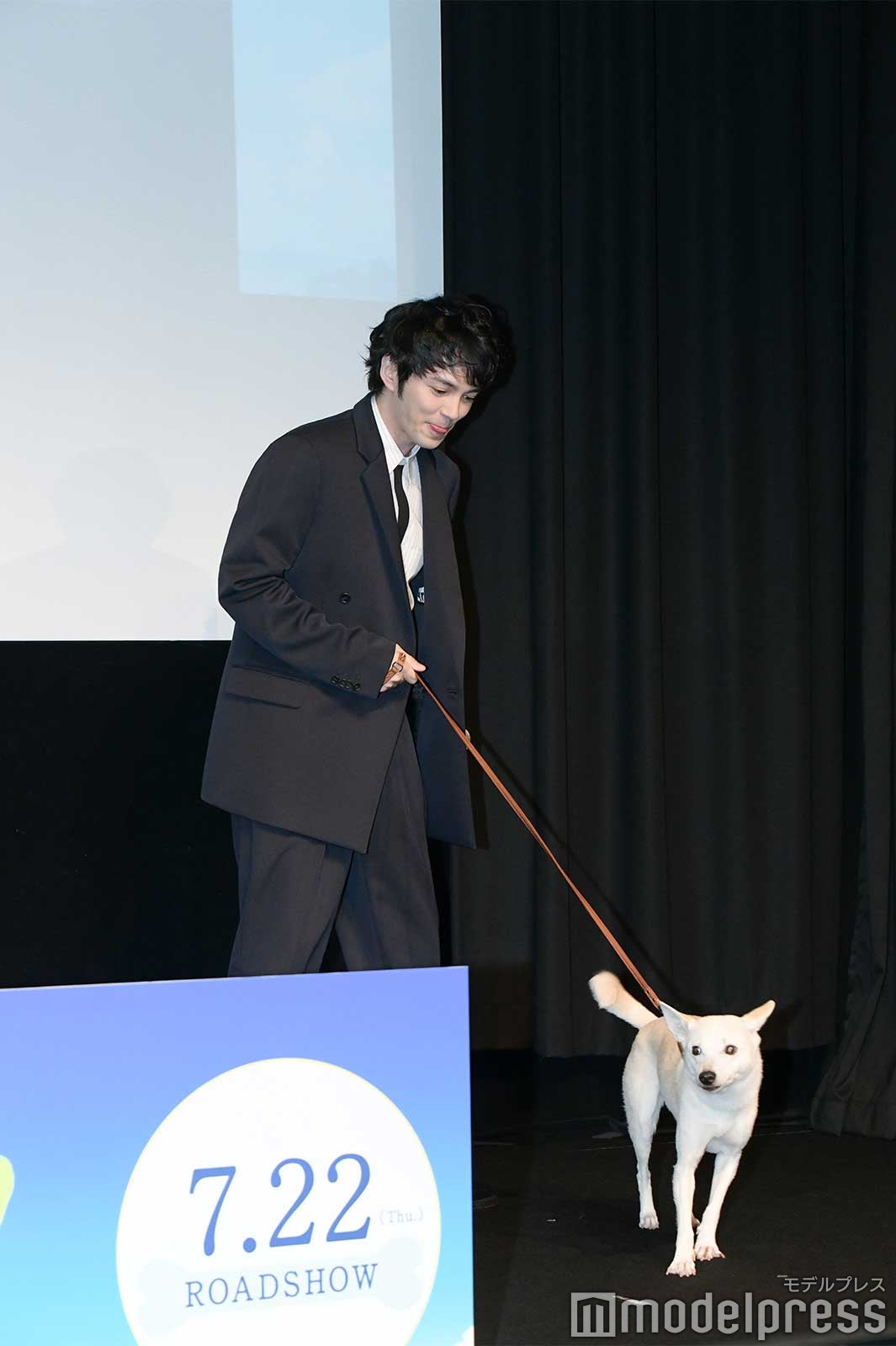 ペロっと舌を出す林遣都と花子役のちえ （C）モデルプレス