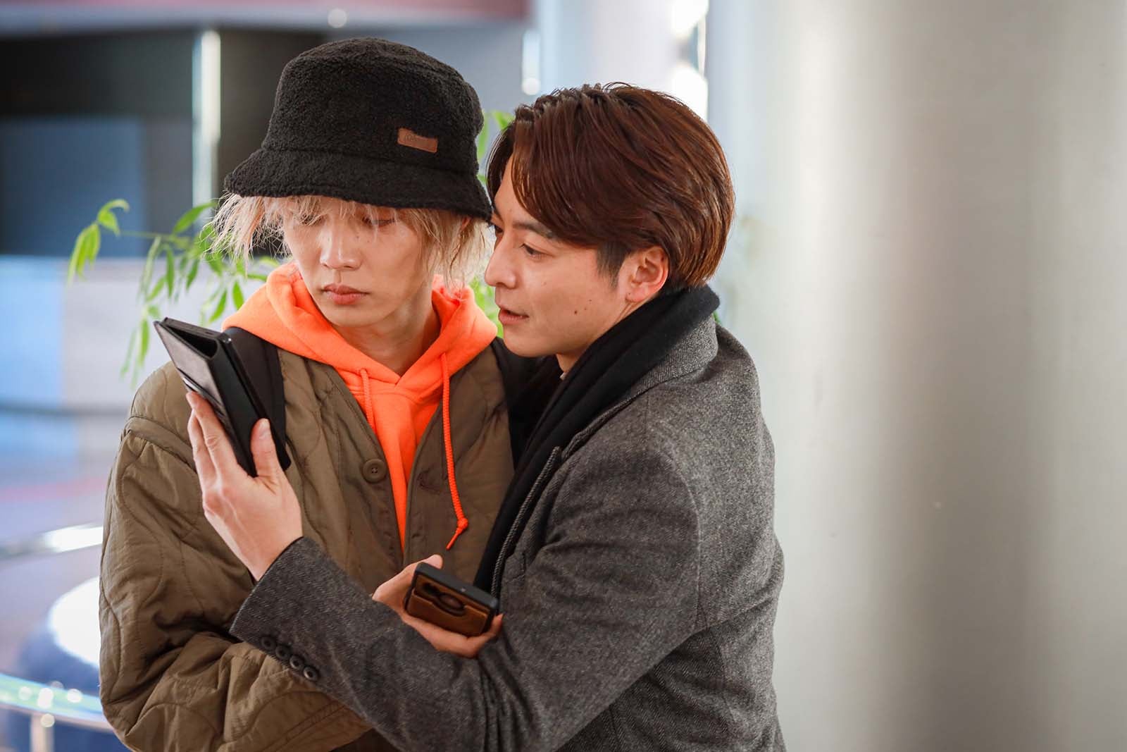 佐藤大樹、小池徹平「離婚しない男―サレ夫と悪嫁の騙し愛―」第6話より（C）テレビ朝日