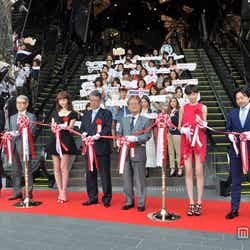 「東急プラザ 表参道原宿」のオープニングセレモニー/左から:(株)イーグルリテイリング 代表取締役社長・青山理、(株)バロックジャパンリミテッド 代表取締役社長・村井博之、佐々木希、東急不動産(株)代表取締役社長・金指潔、渋谷区長・桑原敏武、太田莉菜、(株)トミーヒルフィガージャパン 代表取締役社長・西条真義