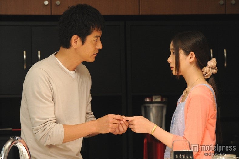 沢村一樹（左）と足立梨花（右）／（C）フジテレビ