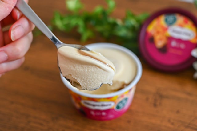 ハーゲンダッツ蜜いもをスプーンですくっているところ