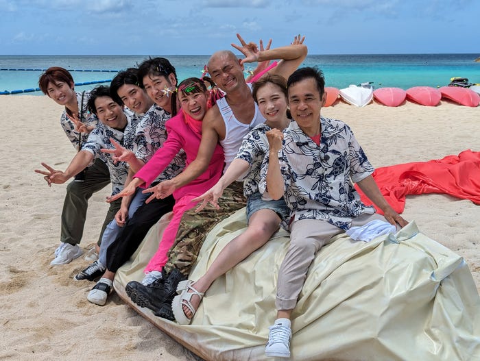 (左から)向井康二、伊沢拓司、目黒蓮、田中直樹、フワちゃん、あばれる君、秋元真夏、岡村隆史(C)TBS