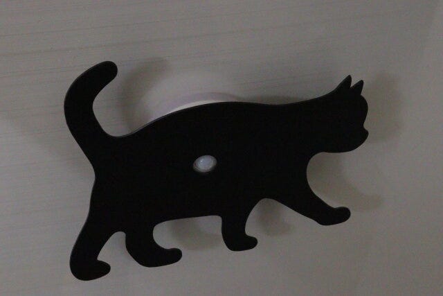 ダイソー　LEDシルエットライト　歩く猫　使用例