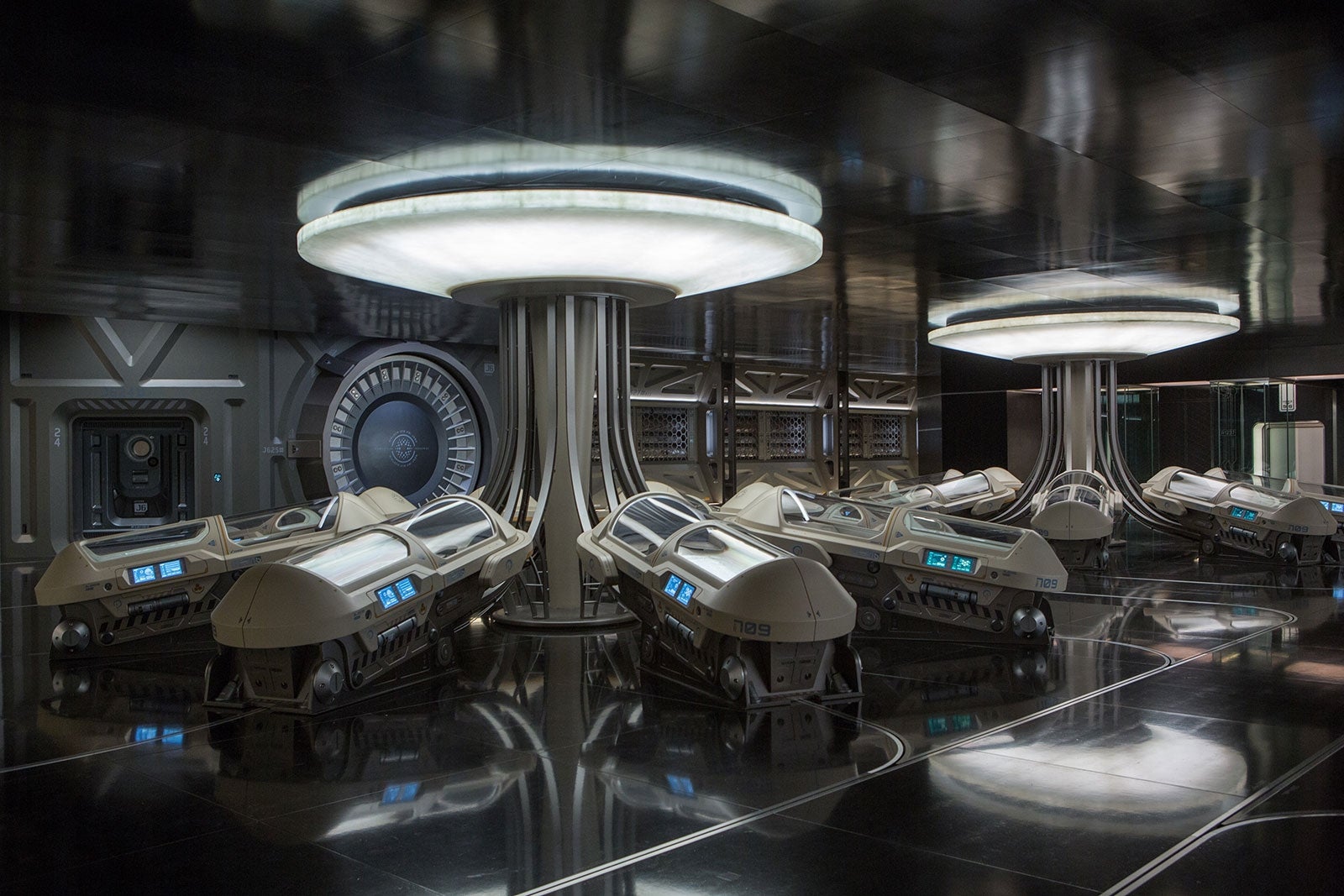 乗客が眠る冬眠ポッド