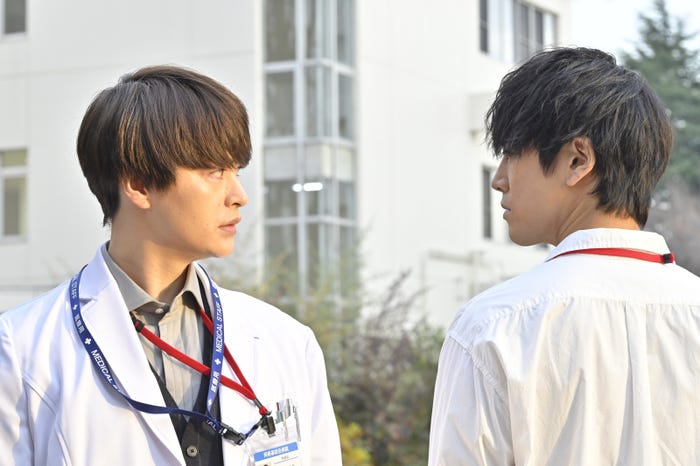 瀬戸康史、桐谷健太「院内警察」第2話より(C)フジテレビ/共同テレビ
