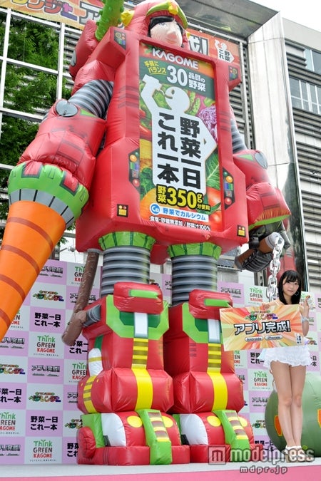 6メートルの巨大ロボットバルーンと撮影する指原莉乃