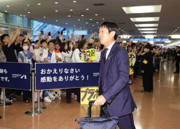 W杯帰国 敗戦責任を背負い込む田中碧は厳しい表情で成田ロビーに ロスト号泣から2日も、大歓声の方は見ずに 「下向く必要ない」「1人で背負わないで」の声も