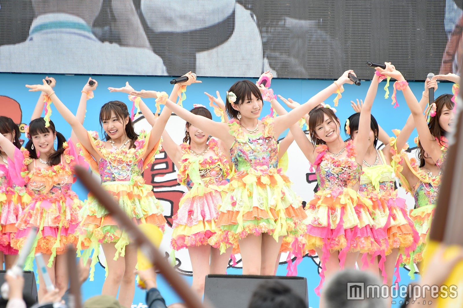 パフォーマンスする太田夢莉（中央） （C）モデルプレス