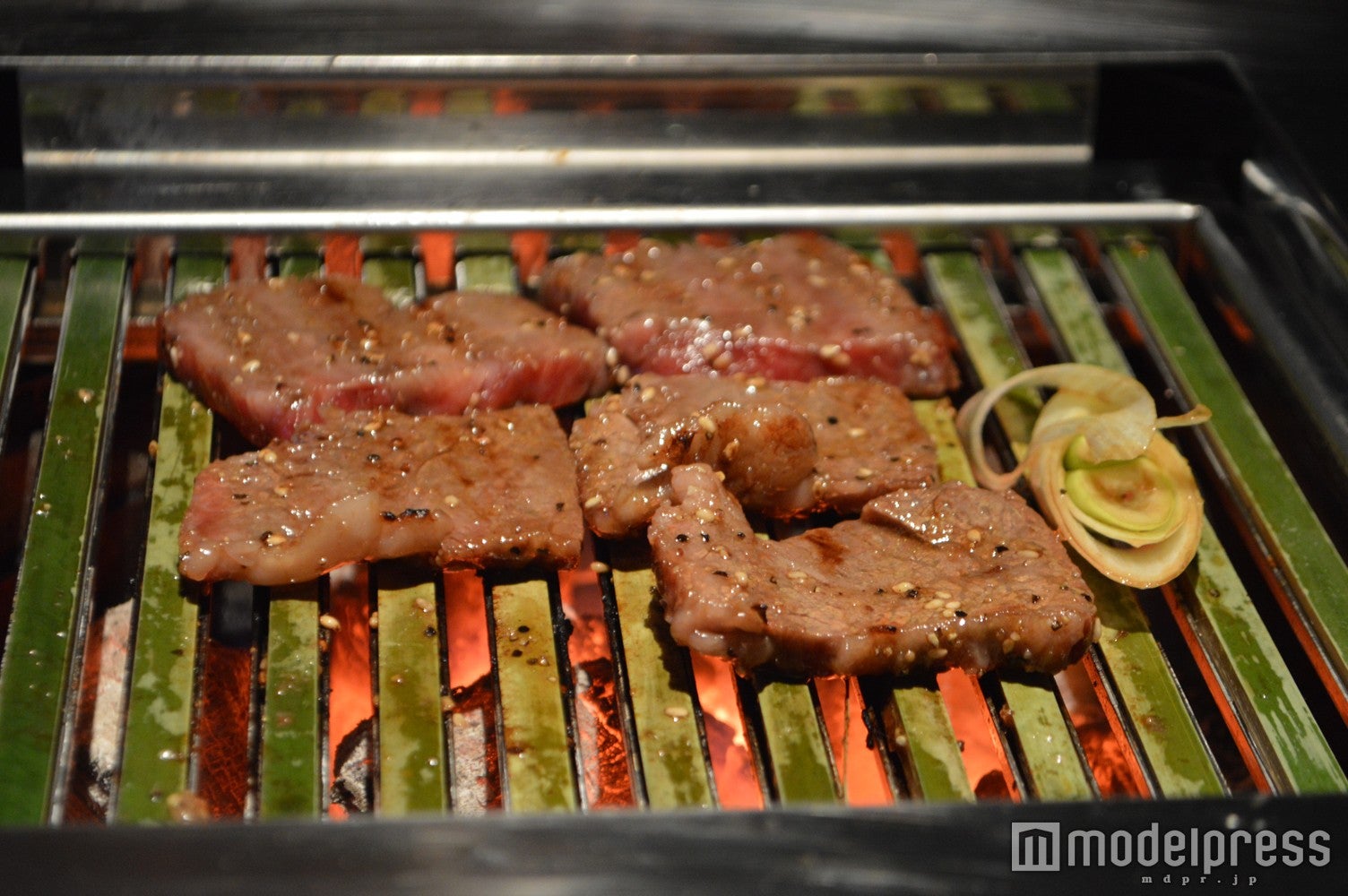 竹網のおかげで匂いも煙もきにならない／画像提供：ZEN